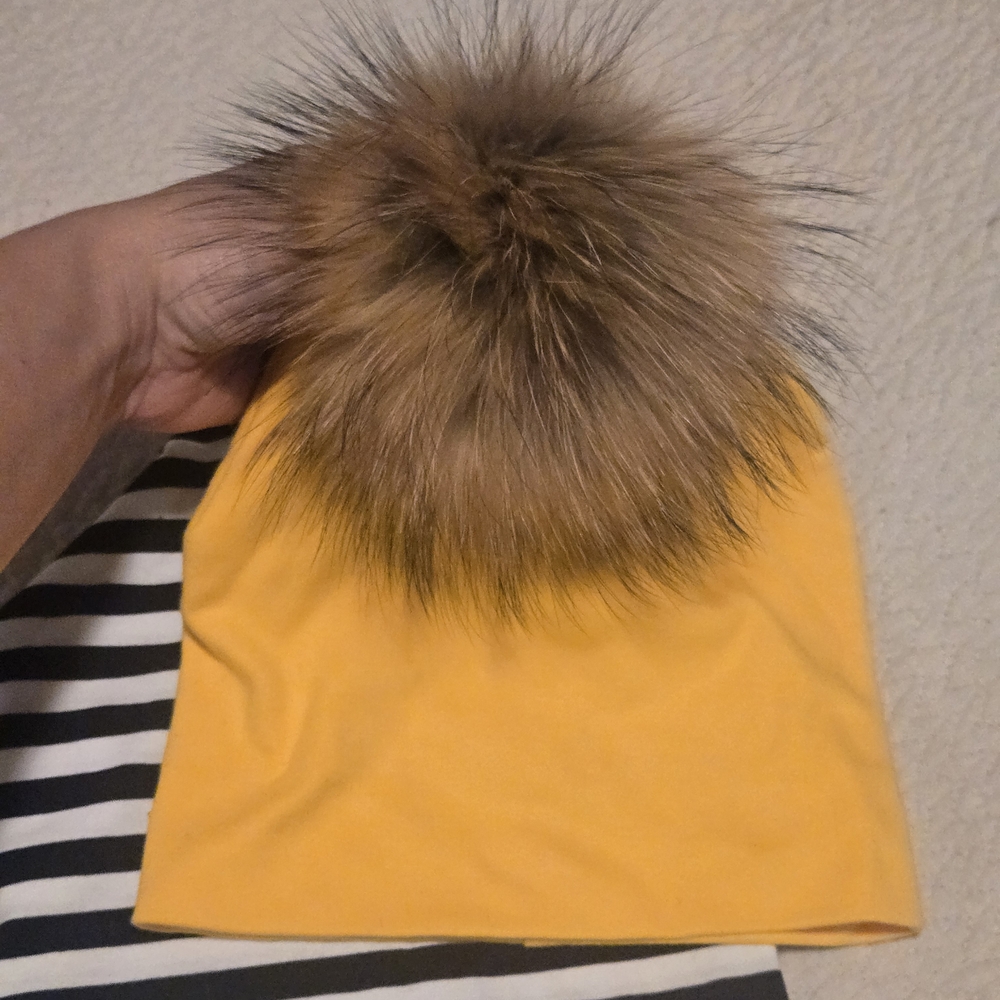 NWOT Women Beanie with Fur Pom
